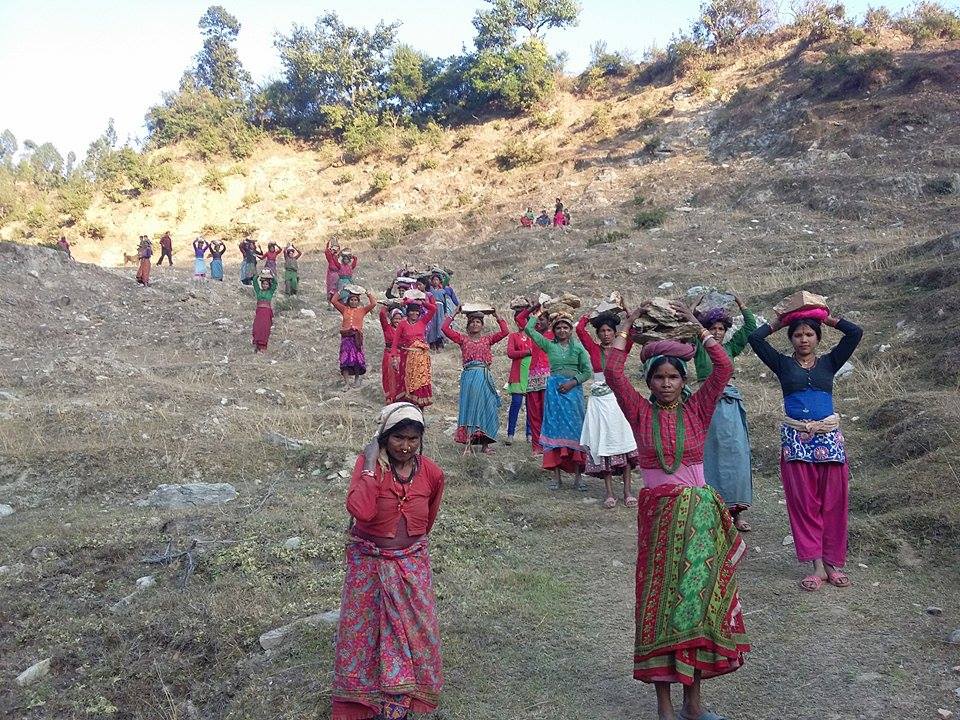 श्रमिकदेखि श्रमदानसम्म महिलाकै काँधमा